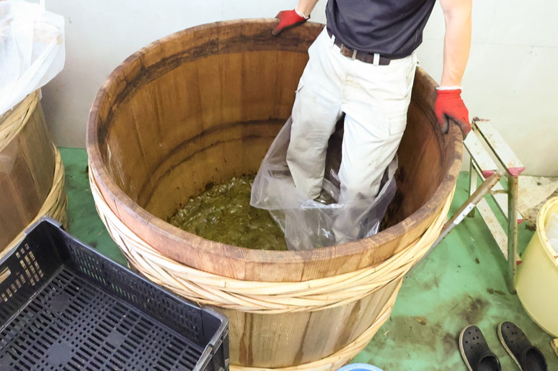 二次発酵させるための桶に漬け込む作業