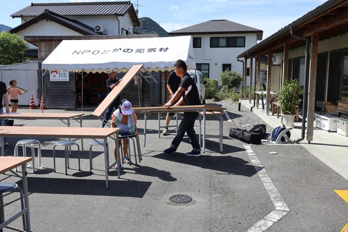 椅子を運ぶ様子