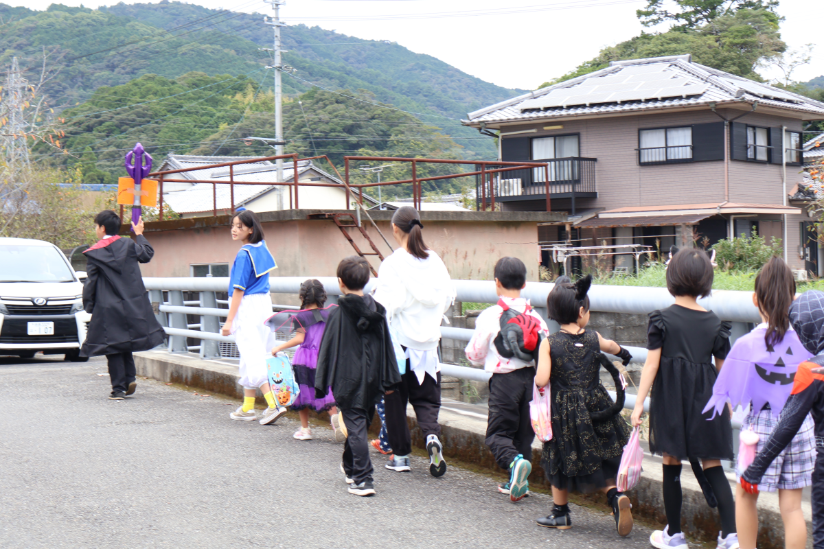 安全に子どもたちを誘導します