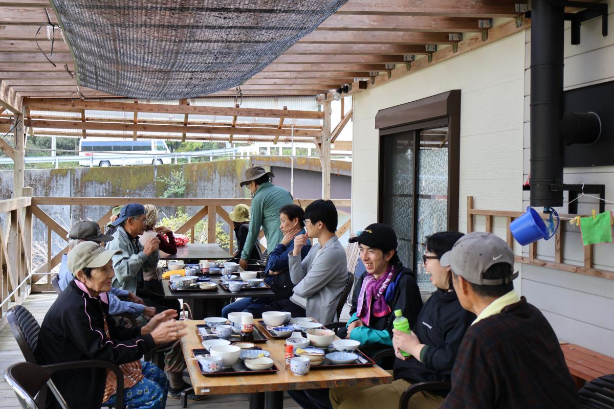 昼食をとりながら交流会する様子