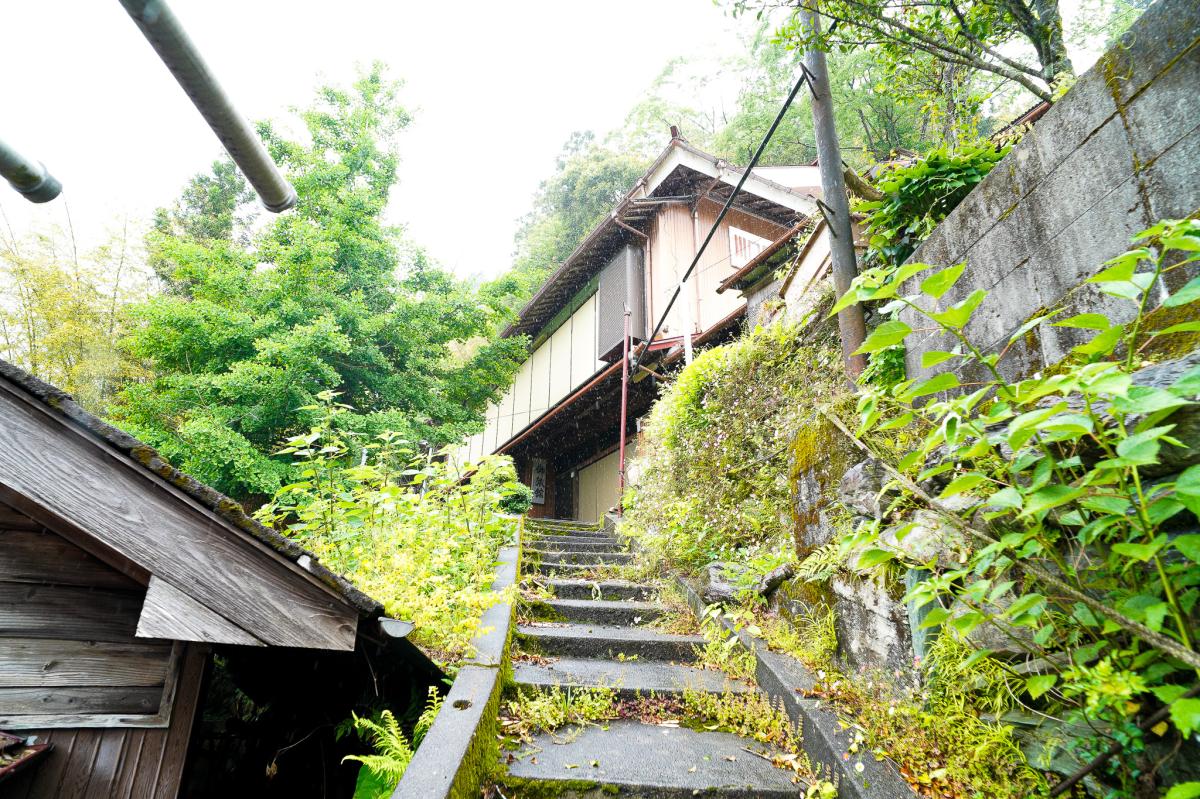 旅館への入り口