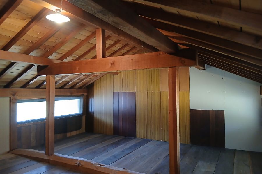 屋根裏に秘密基地が？