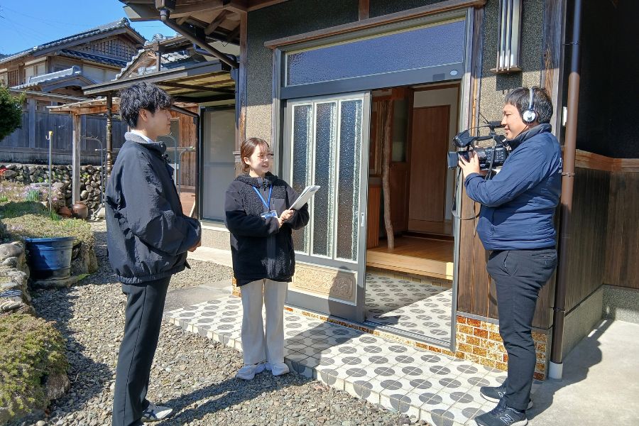 撮影風景（真ん中が小原さん）