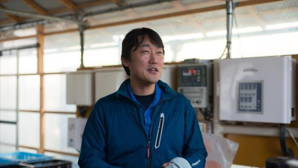 環境制御装置の前で熱く語る古川氏