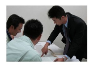 【社内SE】社内SE・ヘルプデスク◆教育体制・福利厚生充実◎創業80年／Uターン歓迎！