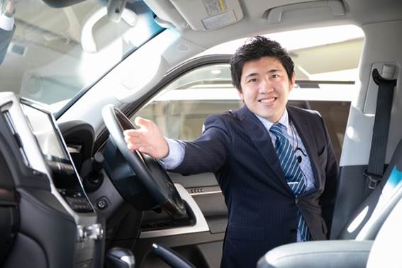 【自動車の販売スタッフ】自動車販売スタッフ◆私たち高知トヨタは関わるすべての人たちを大切にし、感動を共有し、モビリティコミュニケーションを通じて、地域社会に「思いやり」と「笑顔」の輪を広げていきます。
