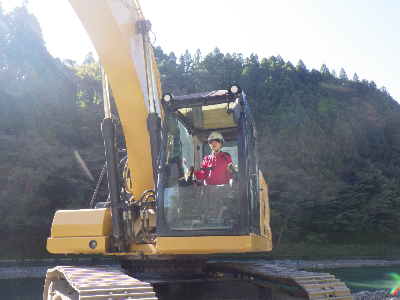 【土木技術者／見習い】経験不問◆土日祝休み◆年間休日129日◆高知県・香美市などで公共工事および民間工事を受注しており、道路改良工事、林道開設工事、治山ダム工事、災害復旧工事を施工しています。◆健康経営優良法人認定企業◆高知県ワークライフバランス推進企業認証制度4部門認証（次世代、年休、女性、健康）