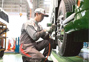 【自動車整備士】経験不問◆自動車整備士資格取得者歓迎！◆大型車・バス等の車検整備及び一般修理◆未経験の方にも丁寧に指導します◆転勤無し◆年間休日105日