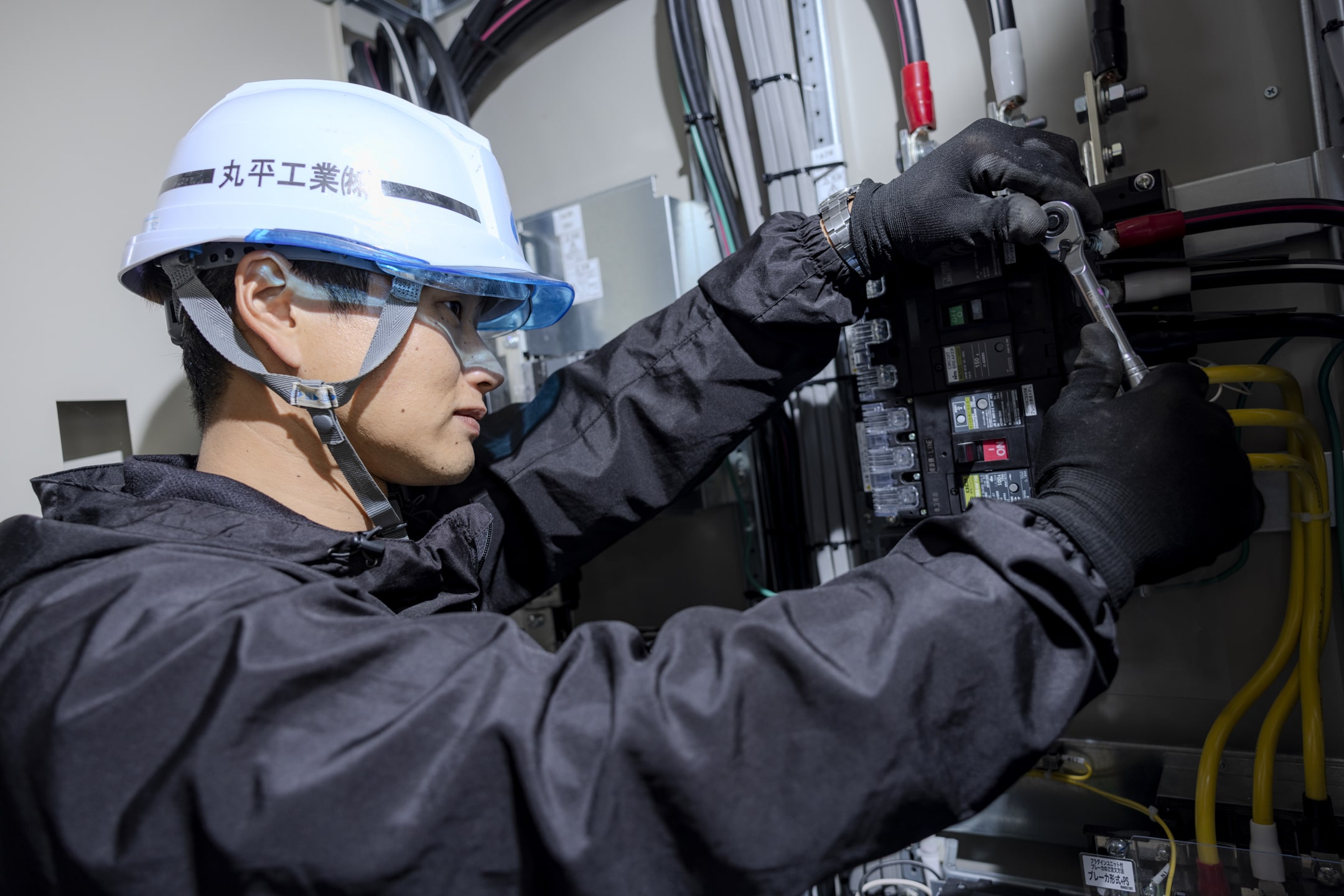 【電気工事業】電気工事の経験、活かしませんか？高知県を中心に、大規模施設やマンションなどの新築・改修工事における電気工事を管理するお仕事です。働きやすさと待遇の良さで選ばれています。