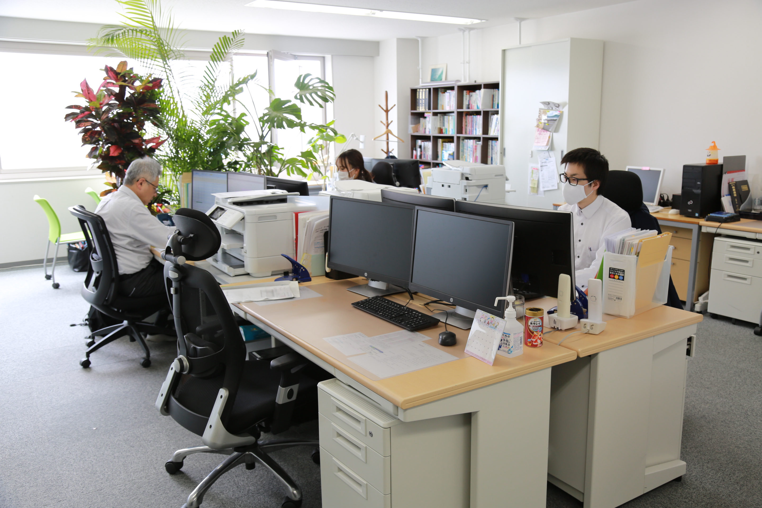 【税理士事務所スタッフ】『高知で一番働きたい会計事務所』を目指しています！ 土日祝日休み・原則として就業時間後の残業なし 中小企業経営者の身近な相談者として、会計・税務書類の作成および経営助言