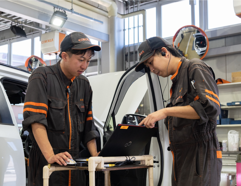 【サービスエンジニア】お客さまの安全と安心を仲間とともにお客さまとともに守っていく仕事です。年間整備台数は高知県内No.1の実績。