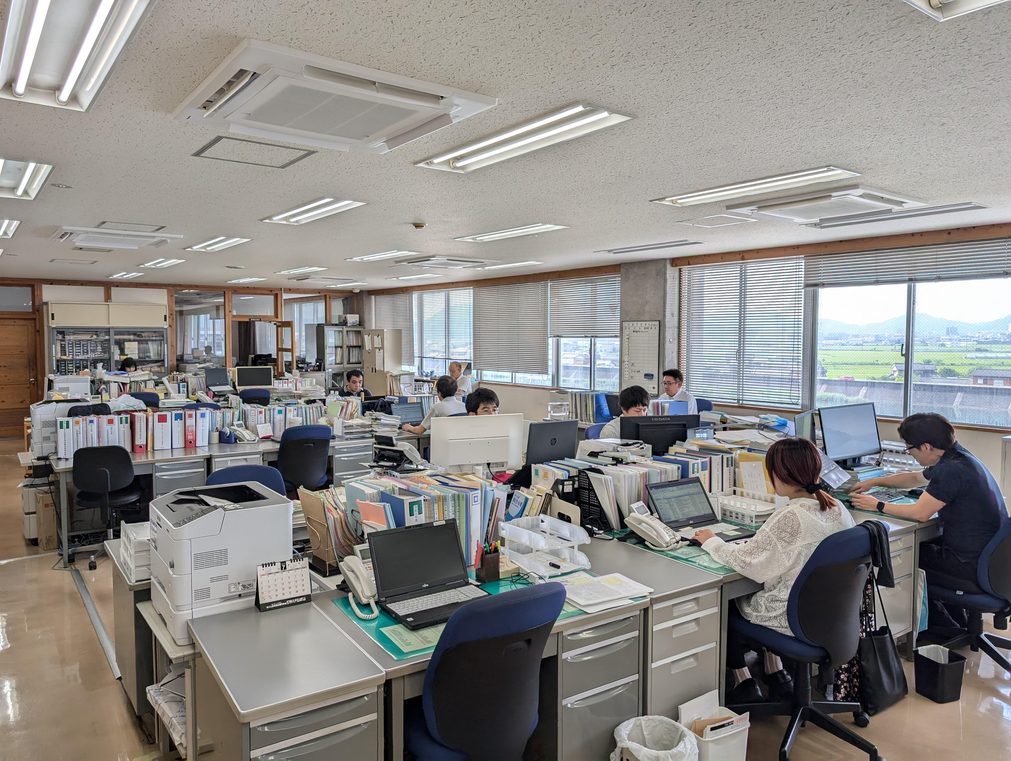 【事務職（一部渉外業務あり）】未経験応募可◆中小企業の組織化・振興・育成に関する業務及び事務全般◆中小企業や個人の”連携”による事業展開を支援する公的な機関です◆令和８年１１月１日（若干名）採用◆応募受付：６月２９日開始