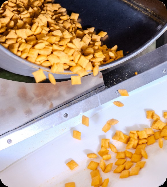 【包装検査課(幹部候補)】スナック菓子包装作業関連設備の調整やメンテナンスに従事しながら、各ラインの工程や人員の管理を行う、将来の現場リーダーを担う人材の募集です！