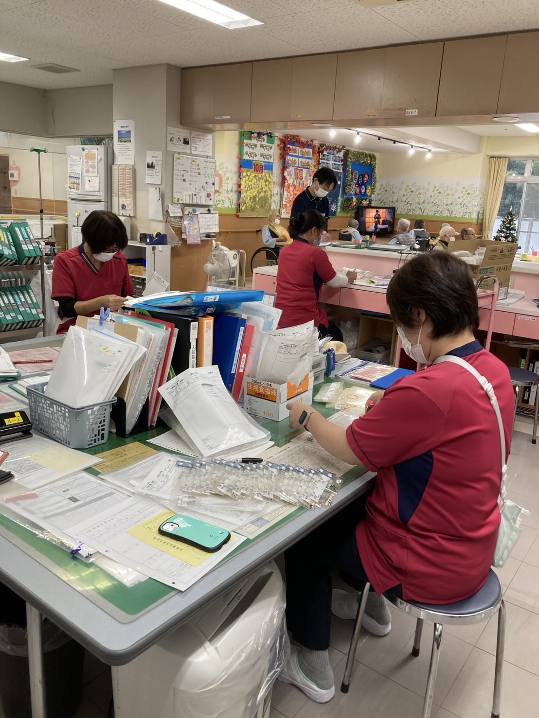 【看護師・准看護師】◆早明浦病院は高知県の北部に位置し、四季折々の自然に恵まれに食の魅力にもあふれています◆水資源が豊富でありカヌーやキャンプなどアウトドア活動を楽しめる環境が整っています◆自然の中でのびのびと子育てができる点も大きな魅力です◆安心して子育てができる支援制度が充実しており生活に必要な施設も集約されて利便性も確保されております◆経験の少ない方や新規学卒者も応募ください◆UIターン希望者も大歓迎です◆業務になれるまで懇切丁寧にご指導いたします。