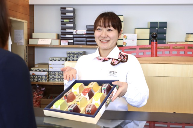 菓子販売 接客スタッフ 店長候補 浜幸の店舗にて接客業務を行っていただきます 接客の基礎を身につけながら 日々来店してくださるお客さまの要望をお聞きし 浜幸のファン作りとなるサービスの追及をしていきます