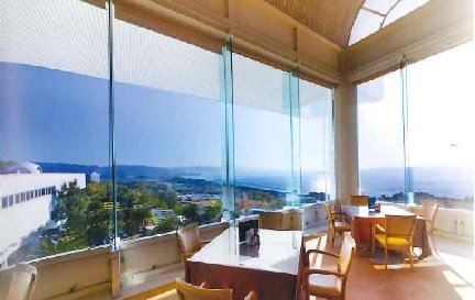 【レストランホールスタッフ】経験不問◆年齢不問◆正社員登用の可能性あり◆レストランでのホール接客業務◆勤務終了後のゴルフ練習無料