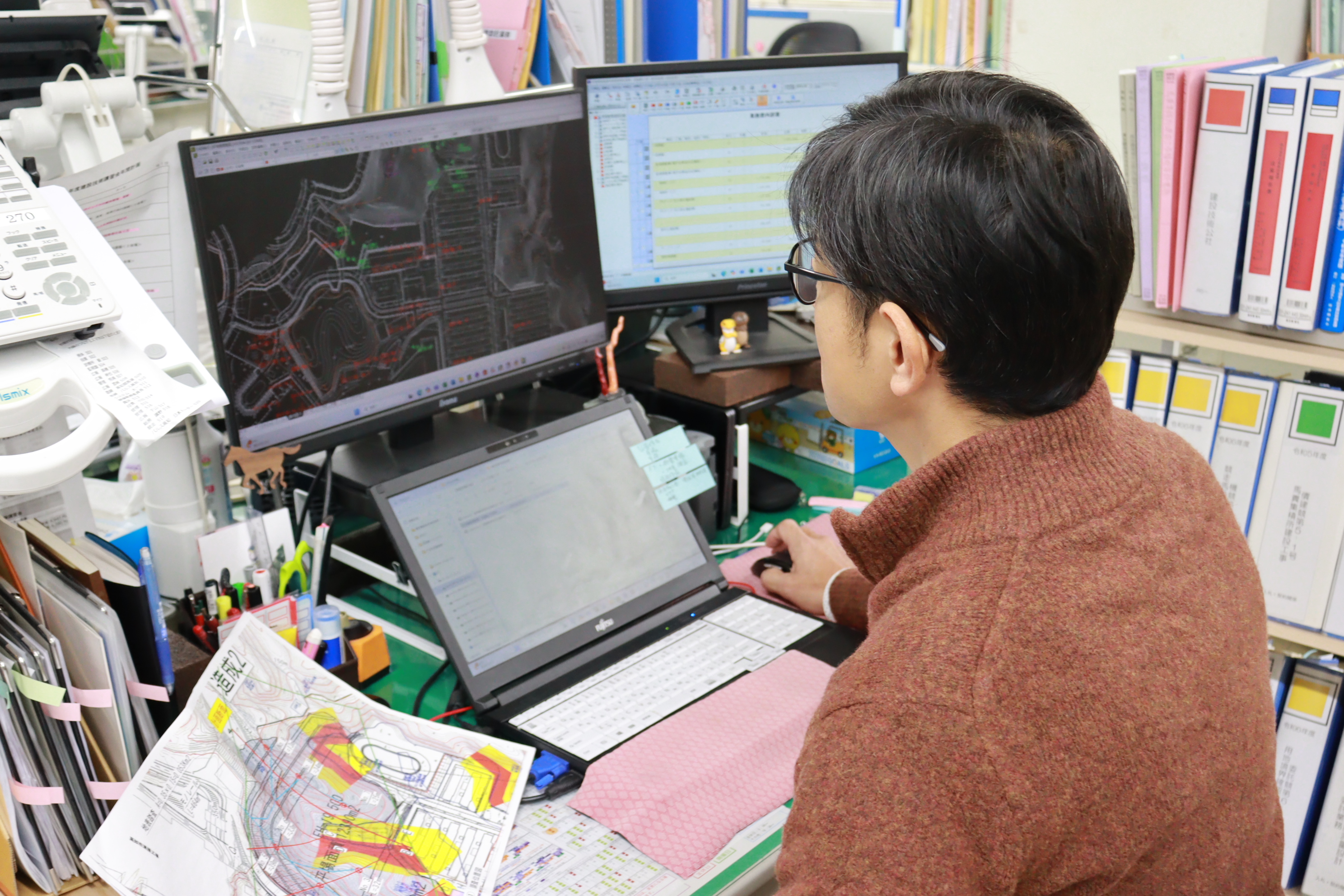 【技術職】高知競馬場の施設維持や施設改修工事全体を統括し、工程・品質・安全・原価管理を担います。県職員に準拠する安定した制度のもと、専門資格を活かして公共施設を支えるやりがいある仕事です。