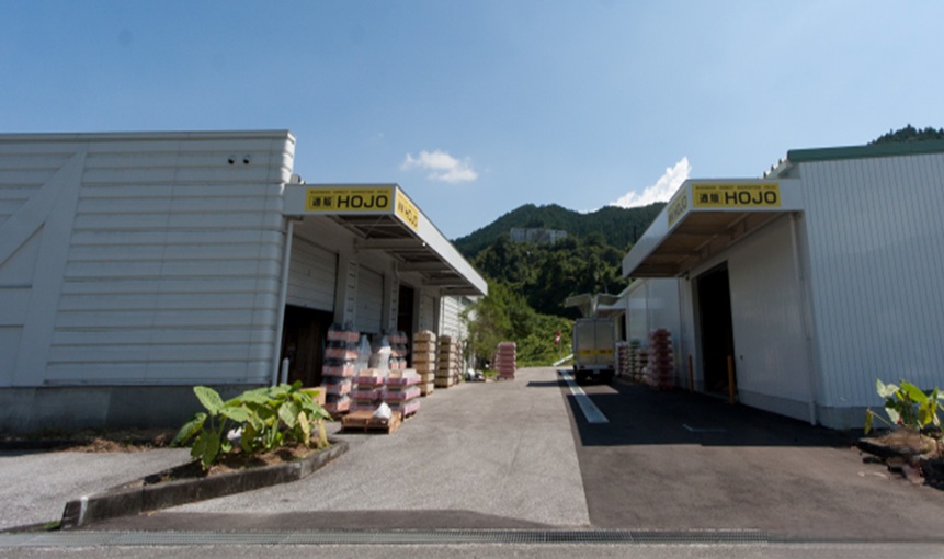 通販サイトで販売する商品（建築材料）を入荷から発送までの関連業務を担っていただく仕事です。