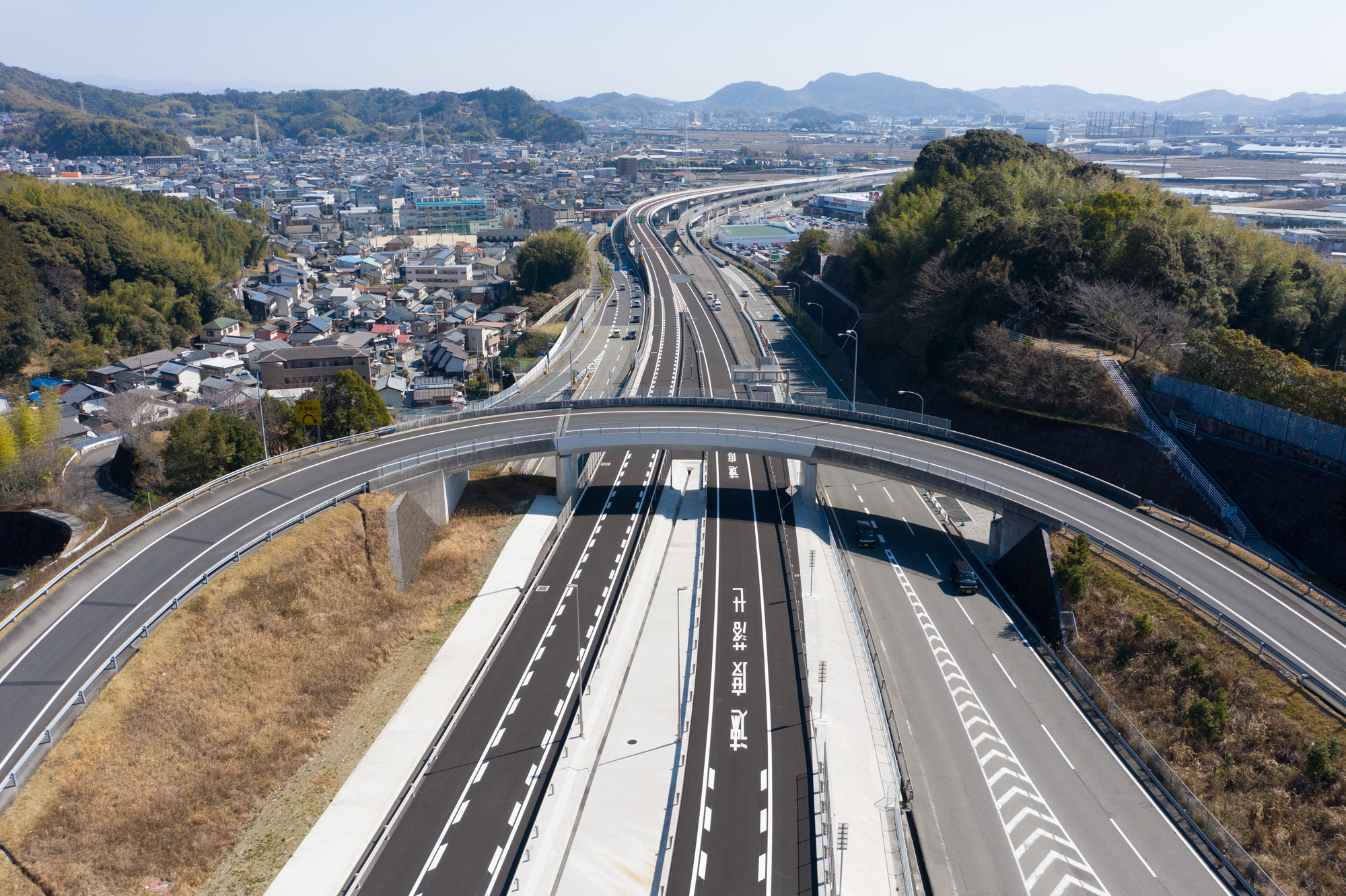 【営業】◆完全週休二日制（土日）◆経験不問◆社員の多くが中途採用で、未経験者が約80％◆マイカー通勤　無料駐車場有り◆資格手当補助