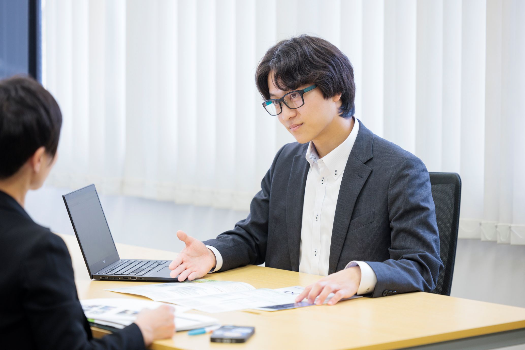 【ソリューションセールス・営業】未経験者応募可◆年齢制限：29歳以下◆顧客の業務プロセスを分析し、最適な提案を行うソリューションセールス◆仲間と力を合わせ、情熱をもって仕事に取り組む人材を希望します