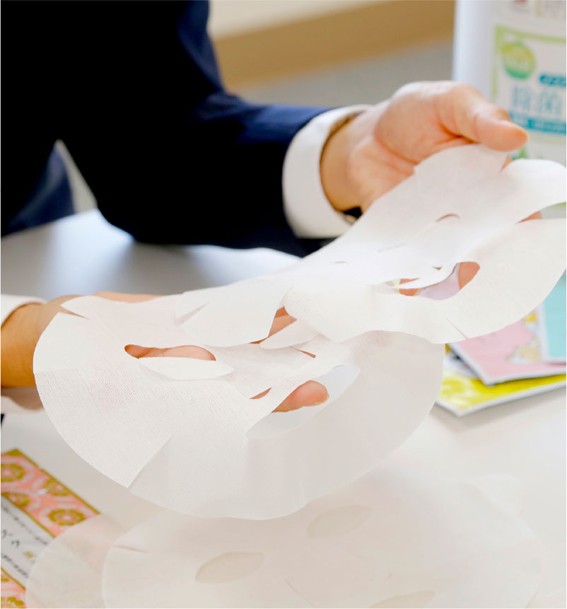 【不織布製品のデザイン企画】未経験者応募可◆化粧品やウエットティシュのパッケージや梱包材のデザイン企画◆デザインや企画職の経験あれば尚可◆年齢制限：44歳以下◆残業少なめ