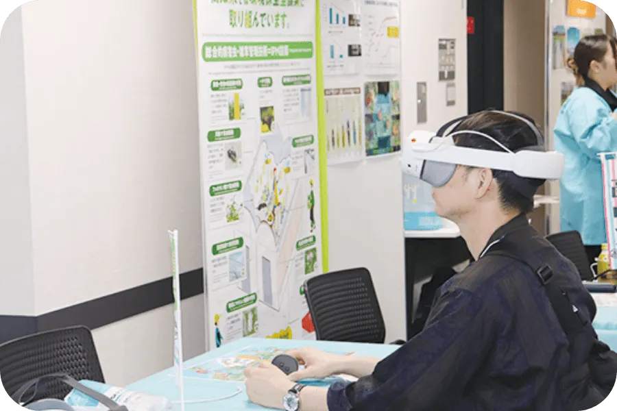 VR体験をする来場者
