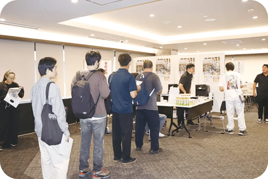 ブースを見て回る来場者たち